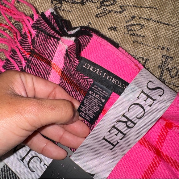 Victoria'S Secret Black Hot Pink Signature Plaid Heart Patch Scarf One Size - Picture 10 of 10